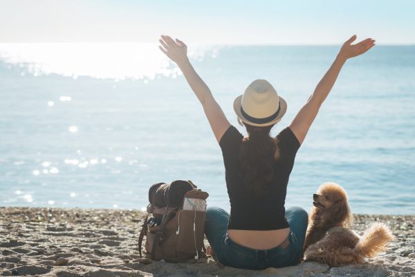 Eine gute Vorbereitung ist wichtig, damit die Frau den Strand mit ihrem Pudel geniessen kann.