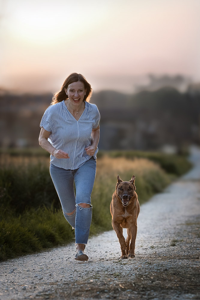 fairDogs Gründerin Claudia Lang joggt mit ihrem Hund Thor ohne Leine oder mit ihrer unsichtbaren Leine @Majeoli Photography https://majeoliphotography.com