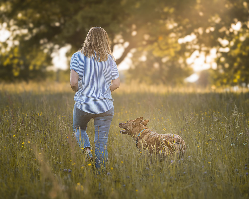 Claudia Lang macht einen Spaziergang mit ihrem Hund Thor ohne Leine © Majeoli Photography