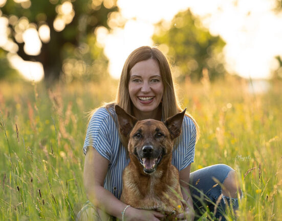 Portrait von Claudia Lang mit ihrem Hund Thor © Majeoli Photography https://majeoliphotography.com