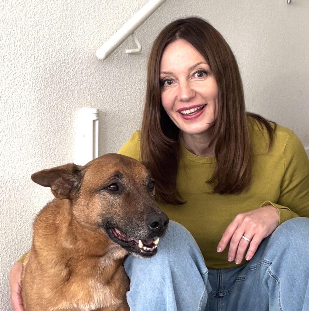 Portrait mit Claudia Lang und ihrem 12 jährigen Mischling Thor.